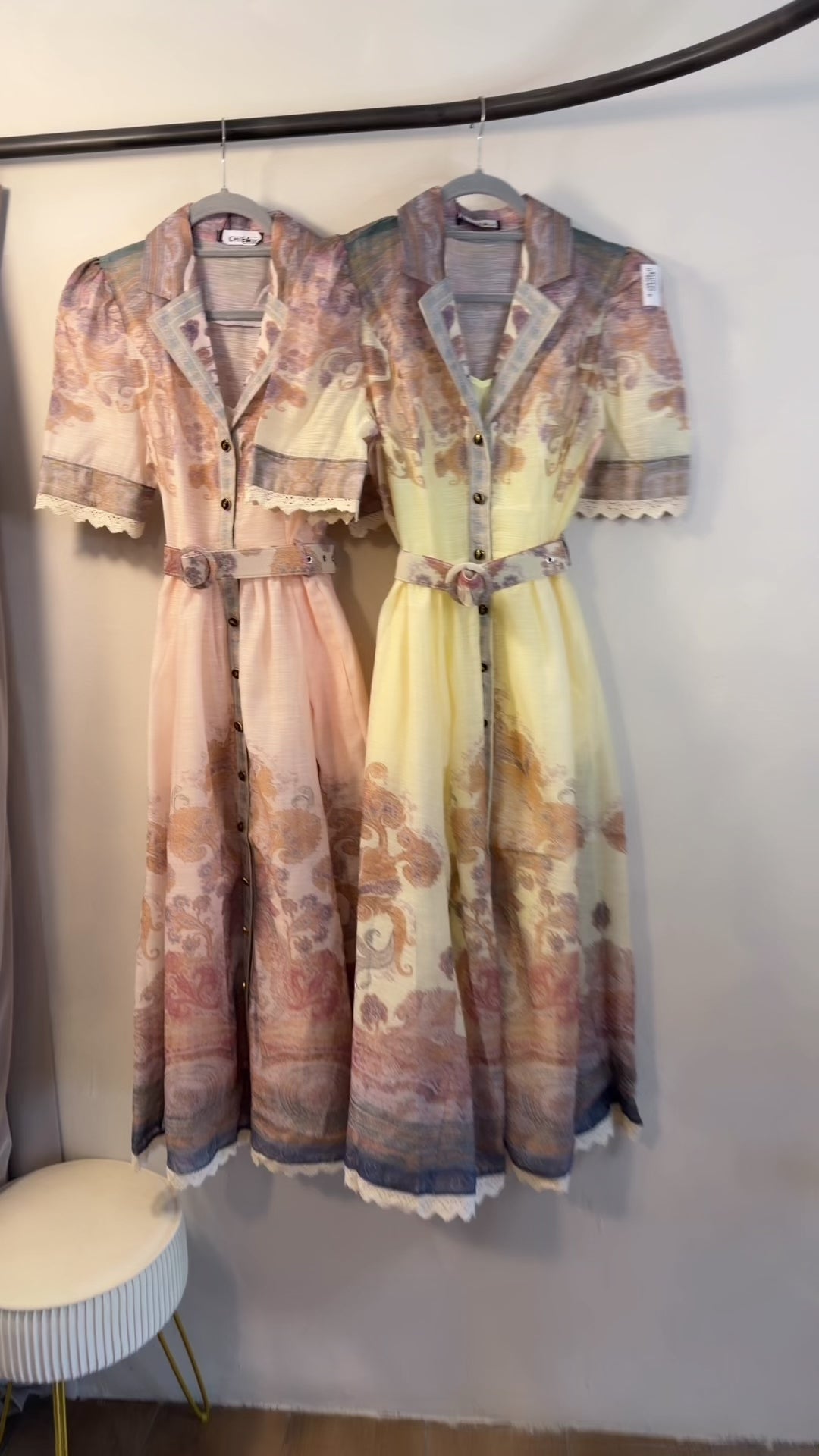 VESTIDO DELINEADO CON TIRA BORDADA